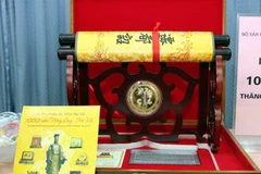 Giới thiệu Bộ sản phẩm văn hóa chuyên đề kỷ niệm Đại lễ 1.000 năm Thăng Long-Hà Nội. (Ảnh: Nhật Anh/TTXVN)