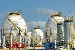 Khu chứa sản phẩm của nhà máy lọc dầu Dung Quất. (Ảnh: Thanh Long/TTXVN)