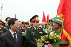 Bộ trưởng Bộ Quốc Phòng Phùng Quang Thanh và Chủ tịch UBND Hà Nội Nguyễn Thế Thảo đến động viên thanh niên huyện Đan Phượng. (Ảnh: Nguyễn Văn Cảnh/Vietnam+)