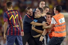 Cổ động viên tấn công Neymar ở ngay sân Nou Camp