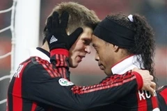 Ronaldinho và Huntelaar đang khát khao có được Scudetto cùng Milan. (Ảnh: AP)