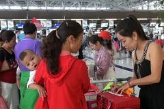 Đoàn khách Việt Nam bị bỏ rơi đang làm thủ tục về nước tại sân bay Suvarnabhumi. (Ảnh: Hà Linh/Vietnam+)