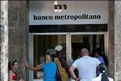 Người Cuba xếp hàng vào Ngân hàng Metropolitan ở Havana. (Nguồn: AFP/TTXVN)