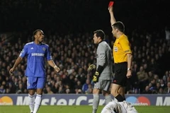 Drogba kết thúc trận đấu bằng chiếc thẻ đỏ. (Ảnh: AP)