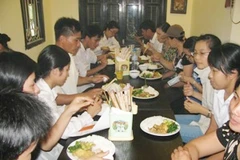 Thí sinh và phụ huynh được phục vụ nhiệt tình tại quán cơm miễn phí. (Ảnh: Kim Anh/Vietnam+)
