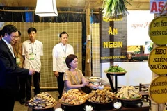 Gian hàng ẩm thực của Quán ăn Ngon 18 Phan Bội Châu. (Ảnh: Thanh Hà/TTXVN)