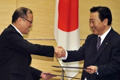 Thủ tướng Yoshihiko Noda (phải) và Tổng thống Aquino trao đổi văn kiện sau lễ ký thỏa thuận ở Tokyo. (Nguồn: AFP/TTXVN)