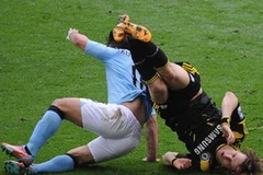 Đạp thẳng 2 chân vào Luiz, Aguero đối mặt án phạt