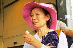 Nỗi đau hóa thành nước mắt. (Ảnh: Sơn Bách/Vietnam+)