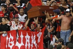 Xác chết được đưa thẳng vào sân bóng. (Nguồn: Getty Images)