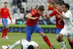 Tuyển Tây Ban Nha (áo đỏ) còn rất nhiều việc phải làm trong 11 ngày sắp tới. (Nguồn: AP)