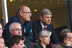 HLV Wenger và trợ lý Boro Primorac. (Nguồn: Getty Images)