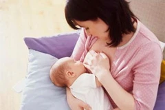 Nuôi con bằng sữa mẹ sẽ giúp tránh bệnh tiểu đường tuýp 2. (Nguồn: Internet)