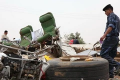 Cảnh sát có mặt tại hiện trường tai nạn máy bay. (Ảnh: Getty Images)