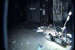 Robot được đưa vào bên trong lò phản ứng trước đó. (Nguồn: AP)
