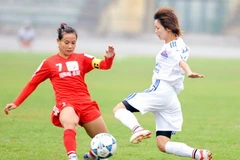 Pha vào bóng quyết liệt của đội trưởng Văn Thị Thanh (trái - Phong Phú Hà Nam). (Ảnh: Quốc Khánh/TTXVN )