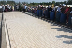 Đông đảo ngư dân đến ngôi mộ lộ thiên, nơi an táng cá ông . (Ảnh: Huỳnh Sử)