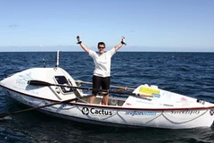 Outen và con thuyền Serendipity đã giúp cô lập kỷ lục. (Ảnh: TT&VH)