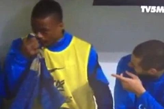 Phẫn nộ vì Evra lấy áo đấu tuyển Pháp lau mông