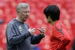 Sir Alex trao đổi chiến thuật cùng Park Ji-sung. (Nguồn: AP)