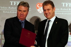 Hiddink tại buổi làm việc với Liên đoàn Bóng đá Thổ Nhĩ Kỳ. (Nguồn: TT&VH)