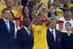 Neymar nhận danh hiệu Quả bóng vàng Confeds Cup 2013. (Nguồn: AP)