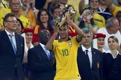 Neymar nhận danh hiệu Quả bóng vàng Confeds Cup 2013. (Nguồn: AP)