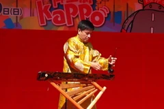 Biểu diễn đàn bầu tại lễ hội Midosuji Kappo. (Ảnh: Thanh Tùng)