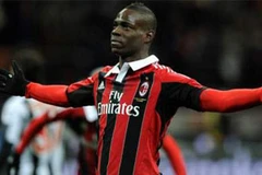 Tuyệt phẩm của Balotelli đã đưa AC Milan vào tốp 3