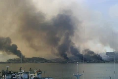 Khói đạn pháo bốc lên từ đảo Yeonpyeong. (Nguồn: AFP/TTXVN)