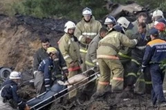 Nạn nhân được đưa lên bờ. (Nguồn: AP)