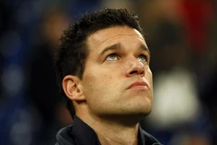 Ballack sẽ phải nghỉ thi đấu ít nhất tám tuần. (Ảnh: Reuters)