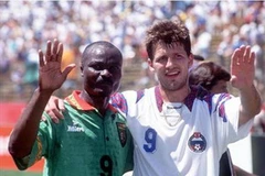 Oleg Salenko chụp ảnh cùng Roger Milla của Camerron trong chiến thắng lịch sử của Nga tại World Cup 1994. (Nguồn: Internet)