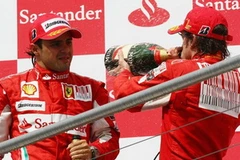 Hai tay đua của đội Ferrari trên bục nhận giải. (Nguồn: Getty Images)