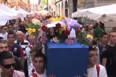 Lễ "đưa ma" Sampdoria của cổ động viên Genoa.