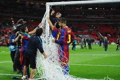 Pique và đồng đội gỡ lưới sau trận đấu. (Nguồn: Getty)