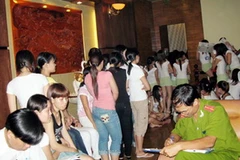 Công an lấy lời khai của các nữ tiếp viên. (Nguồn: Internet)