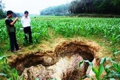 Các hố sụt lún “tự nhiên” tại xã Ninh Dân, Thanh Ba. (Nguồn: Thanhtra.com.vn)