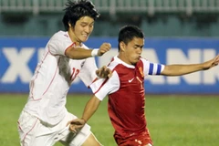 Đình Tùng (áo đỏ) không không tận dụng tốt các cơ hội. (Ảnh: Quang Nhựt)