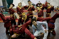 Nhóm Ngón chân cái đang tập Hùng quân Đại Việt. (Ảnh: TT&VH)