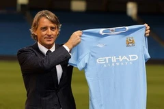 Mancini trong buổi ra mắt câu lạc bộ Man City. (Ảnh: Getty Images)