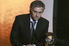 Huấn luyện viên Mourinho trên bục vinh danh. (Nguồn: Reuters)