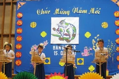 Tiết mục văn nghệ tại buổi lễ đón Tết. (Ảnh: Thanh Hải)