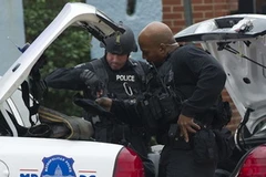 Lực lượng cảnh sát truy tìm thủ phạm. (Nguồn: Reuters)