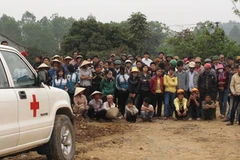 Người thân của nạn nhân vụ sập mỏ đá Lèn Cờ. (Ảnh: Nguyễn Văn Nhật/TTXVN)