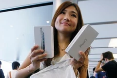 Một cô gái ở Hong Kong đã có trong tay chiếc iPhone 5. (Nguồn: AP)