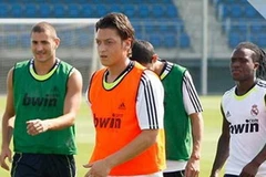 Ozil đã có buổi tập đầu tiên cùng đồng đội ở Real. (Nguồn: Reuters)