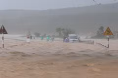 Mưa lũ lớn do bão số 9 gây ra đã khiến cho tuyến đường Hồ Chí Minh bị sạt lở nặng. Ảnh: Đoàn Hữu Trung/TTXVN)