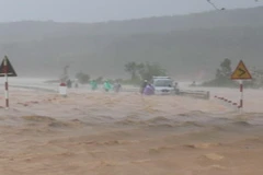 Mưa lũ lớn do bão số 9 gây ra đã khiến cho tuyến đường Hồ Chí Minh bị sạt lở nặng. Ảnh: Đoàn Hữu Trung/TTXVN)
