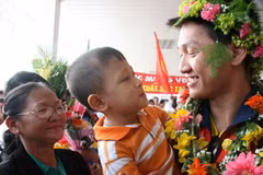 Hoàng Quý Phước trong niềm vui gặp gia đình. (Ảnh: Văn Sơn/TTXVN) 